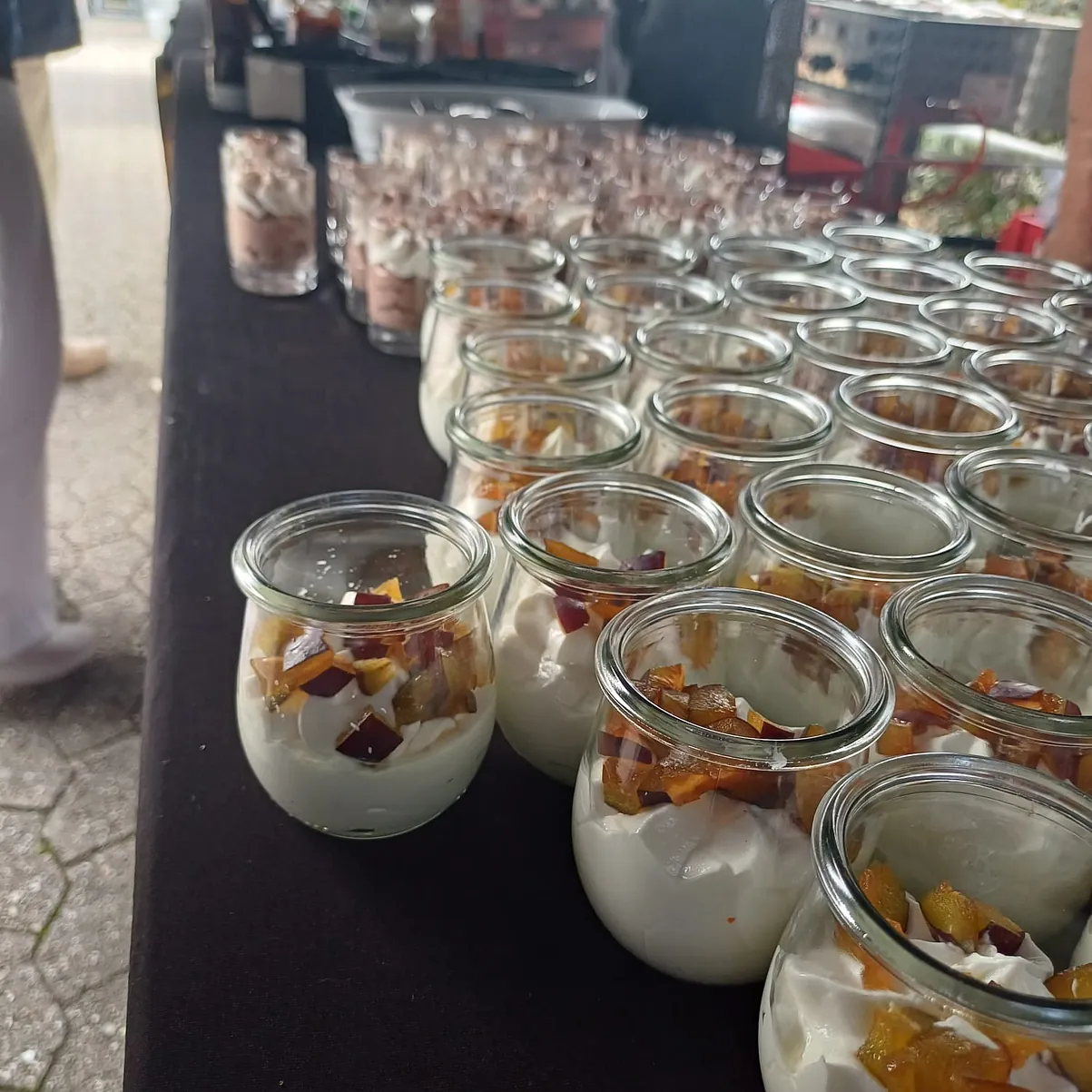 Hier kann man die leckeren Desserts sehen. Es gibt 2 verschiedene Sorten, die appetitlich in keinen Einweckgläsern angerichtet wurden.